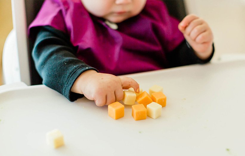 برای کودکی که به‌تازگی یاد گرفته خودش غذا بخورد، چه غذاهایی مناسب نیست؟