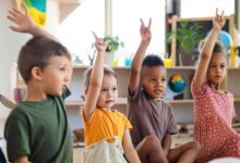 ترفندهای آموزش مسئولیت پذیری به کودکان در خانه متناسب با سن کودک همراه با مثال واقعی